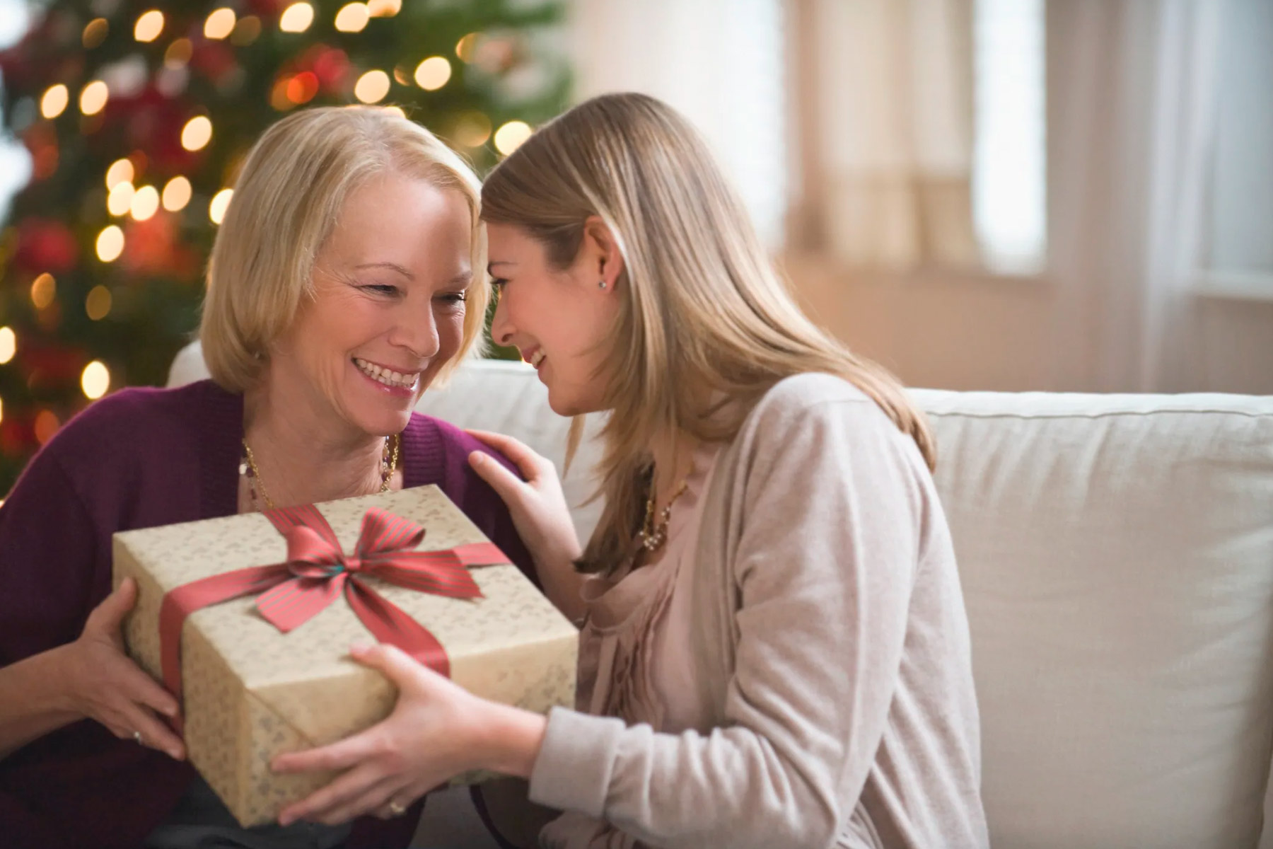 Этикет: как правильно дарить и принимать подарки? негаполис сюрприз праздник